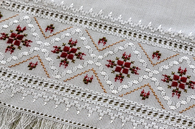 Ręcznie haftowana tkanina z dekoracyjnym wzorem